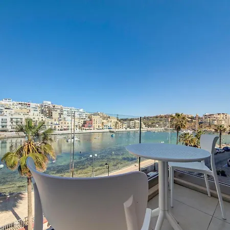 Beachfront 2-bedroom With Terrace & Fast Wifi