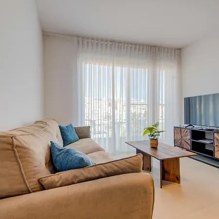 Beachfront 2-bedroom With Terrace & Fast Wifi Апартаменты *