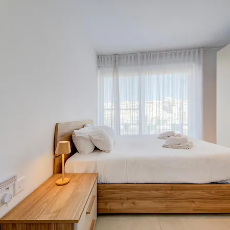 Beachfront 2-bedroom With Terrace & Fast Wifi Марсаскала