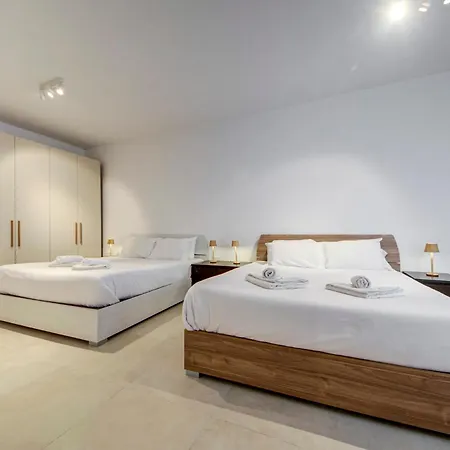 Beachfront 2-bedroom With Terrace & Fast Wifi Апартаменты Марсаскала