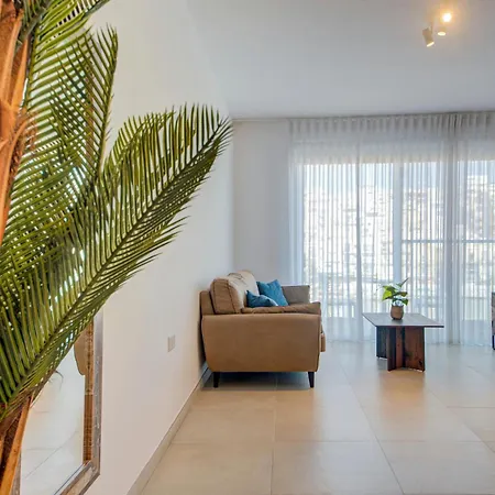 Beachfront 2-bedroom With Terrace & Fast Wifi Marsaskala