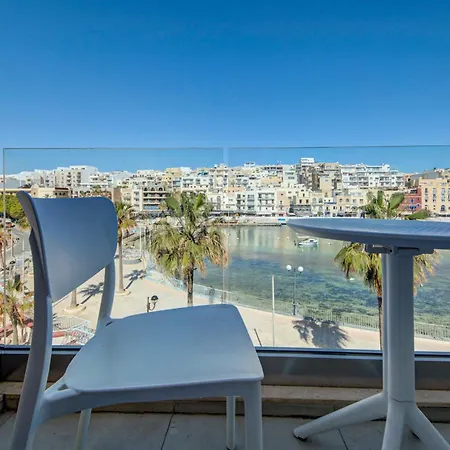 Beachfront 2-bedroom With Terrace & Fast Wifi *