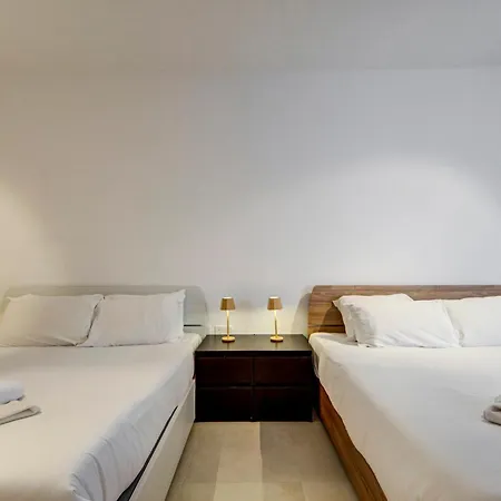 Apartmán Beachfront 2-bedroom With Terrace & Fast Wifi