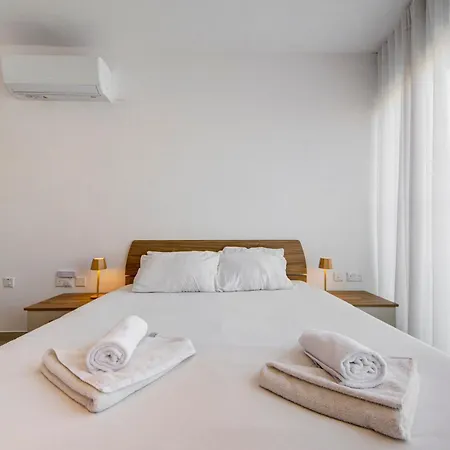 Beachfront 2-bedroom With Terrace & Fast Wifi Marsaskala