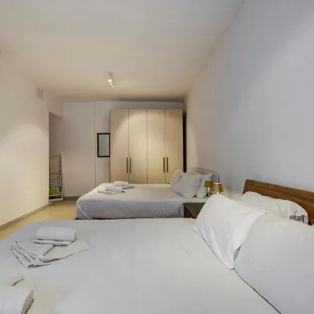 Beachfront 2-bedroom With Terrace & Fast Wifi