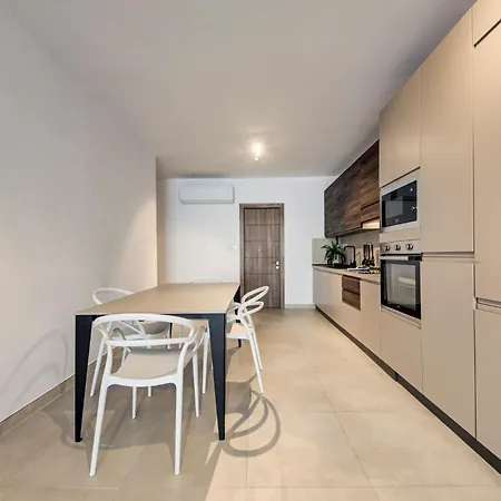 Beachfront 2-bedroom With Terrace & Fast Wifi *