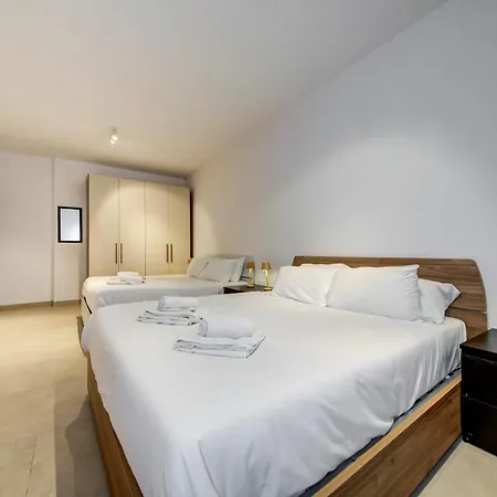 Апартаменты Beachfront 2-bedroom With Terrace & Fast Wifi
