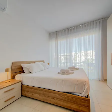 Beachfront 2-bedroom With Terrace & Fast Wifi