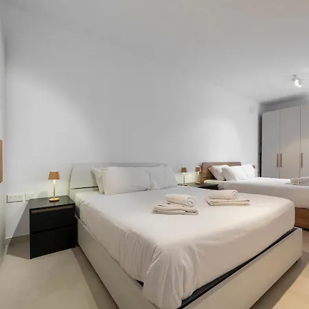 Апартаменты Beachfront 2-bedroom With Terrace & Fast Wifi
