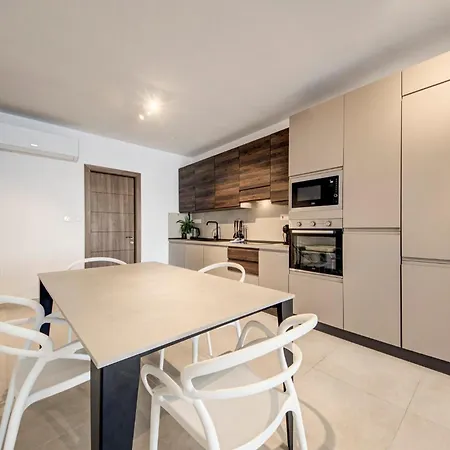 Beachfront 2-bedroom With Terrace & Fast Wifi Apartmán