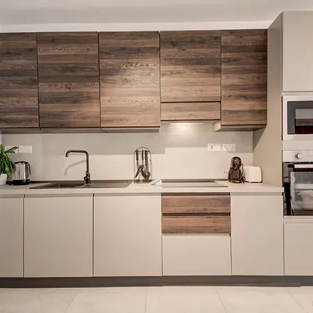 Beachfront 2-bedroom With Terrace & Fast Wifi Марсаскала