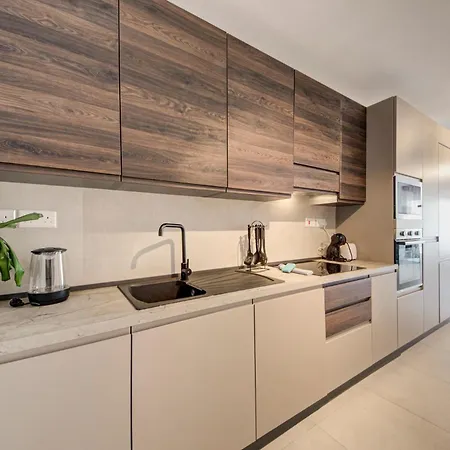 Апартаменты Beachfront 2-bedroom With Terrace & Fast Wifi *