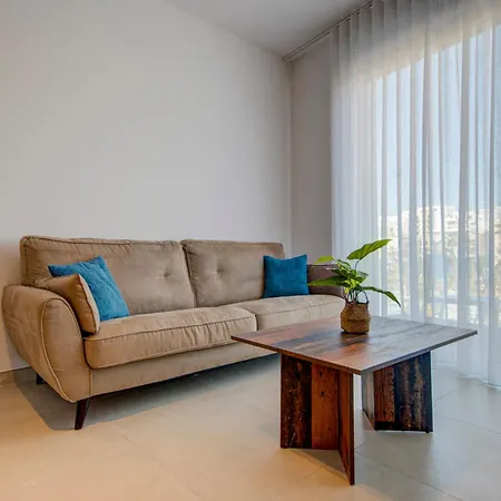 Beachfront 2-bedroom With Terrace & Fast Wifi Апартаменты Марсаскала