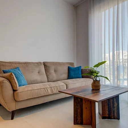Beachfront 2-bedroom With Terrace & Fast Wifi Апартаменты *