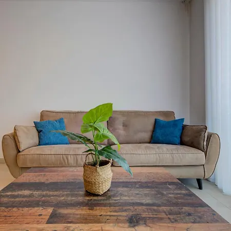 Апартаменты Beachfront 2-bedroom With Terrace & Fast Wifi *