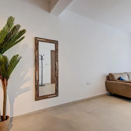 Апартаменты Beachfront 2-bedroom With Terrace & Fast Wifi *