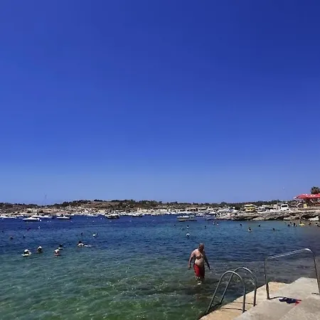 Beachfront 2-bedroom With Terrace & Fast Wifi *