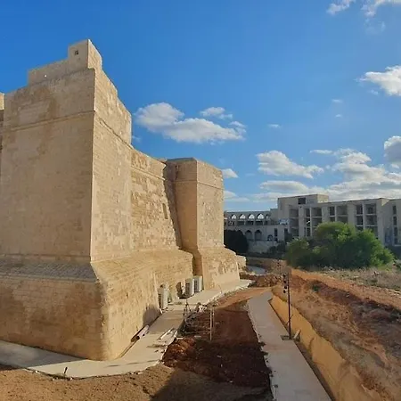 Beachfront 2-bedroom With Terrace & Fast Wifi Marsaskala