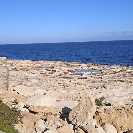 Beachfront 2-bedroom With Terrace & Fast Wifi *